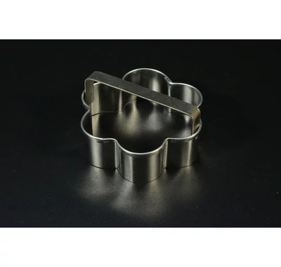 Virág alakú süteménykiszúró 9 cm