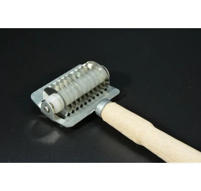 Eperlevél tészta vágó henger – fém vágókorong és fa nyél, házi tésztakészítő eszköz levesbetét és apró tészta készítéséhez.