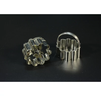 Süteménykiszúró csillag középpel 6 cm 2 db