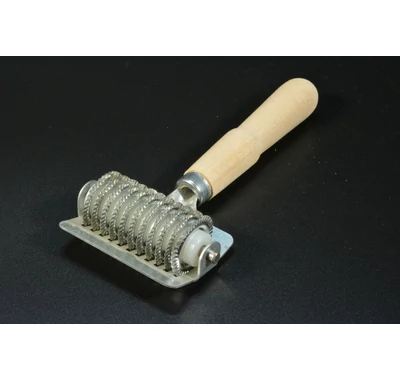 Eperlevél tészta vágó henger – fém vágókorong és fa nyél, házi tésztakészítő eszköz levesbetét és apró tészta készítéséhez.