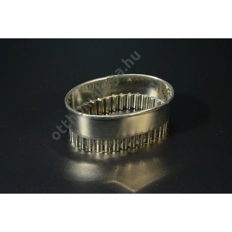 hullámos kiszúró 9 x 6 cm