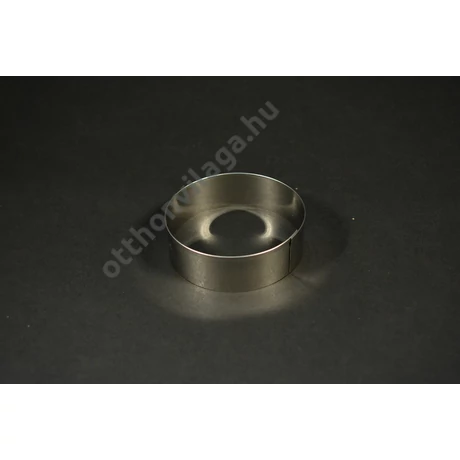 Kerek visszaperemezett süteménykiszúró 8 cm