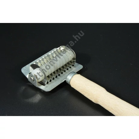 Eperlevél tészta vágó henger – fém vágókorong és fa nyél, házi tésztakészítő eszköz levesbetét és apró tészta készítéséhez.