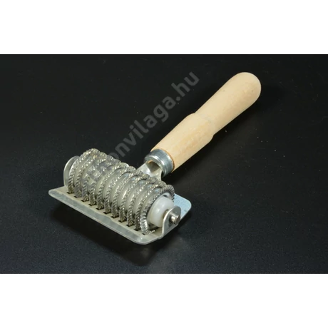 Eperlevél tészta vágó henger – fém vágókorong és fa nyél, házi tésztakészítő eszköz levesbetét és apró tészta készítéséhez.